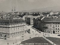 Trg kralja Petra (današnji Trg žrtava fašizma) oko 1930. godine  Trg ima iznimno zanimljivu povijest. Do 1927. godine. bio je to Trg N, od 1927. godine do 1941. godine Trg kralja Petra I. (Karađorđevića), za NDH Trg III, od 1943. godine Trg Kulina bana, od 1945. godine do 1990. godine Trg žrtava fašizma, od 1990. godine do 2000. godine Trg hrvatskih velikana, a 2000. godine mu je ponovno vraćeno ime Trg žrtava fašizma.